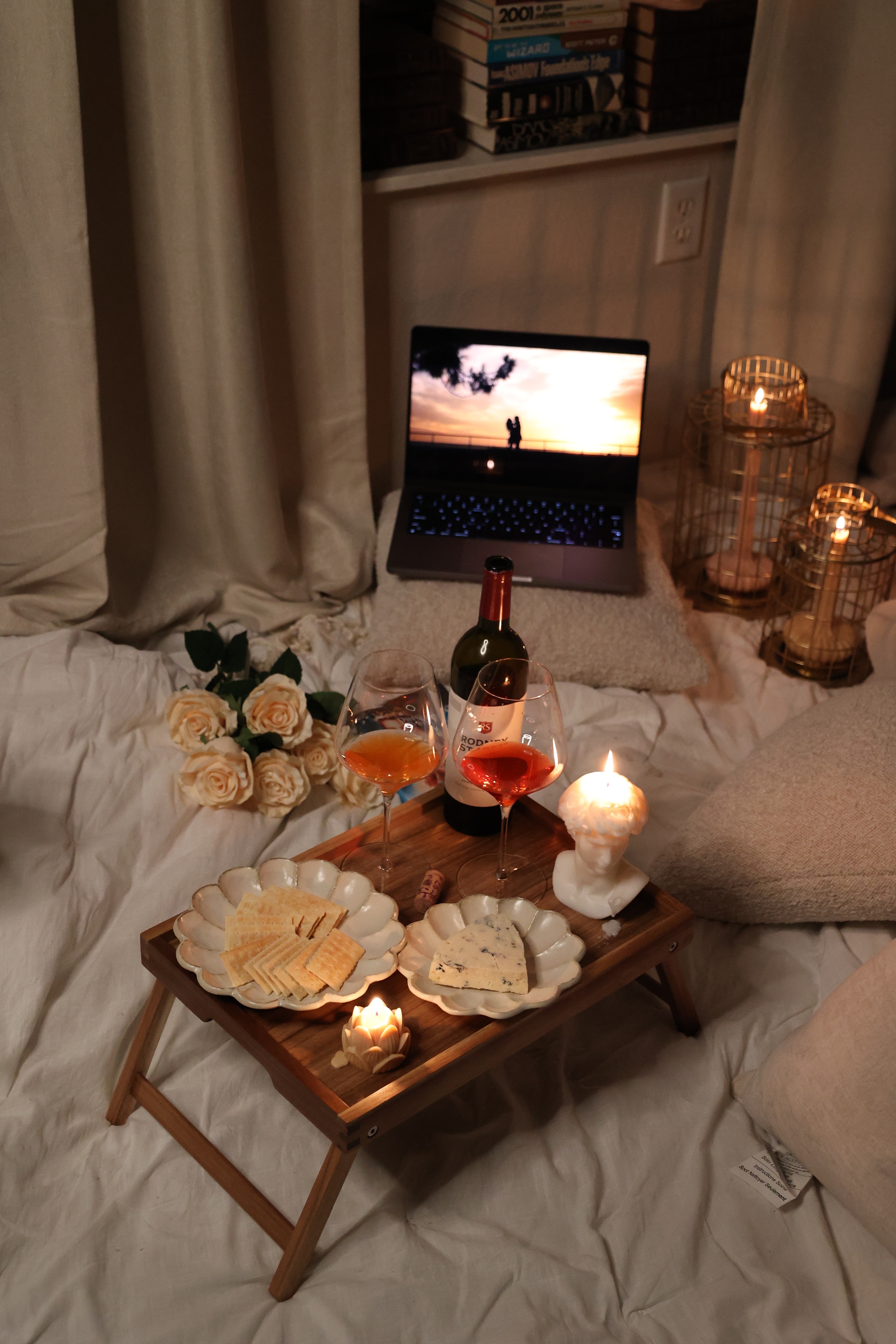 Romantický večer s fľašou vína